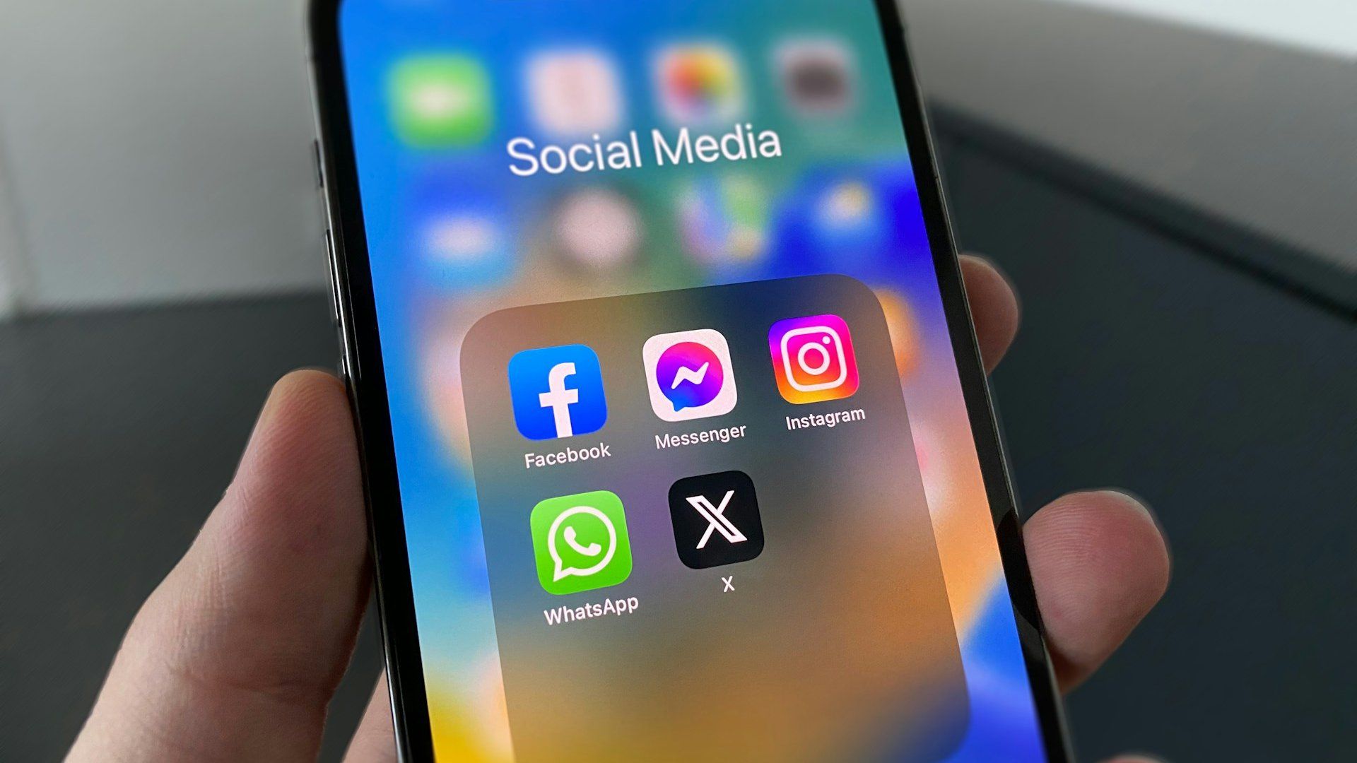Elde Telefon Sosyal Medya Uygulamalari Klasoru