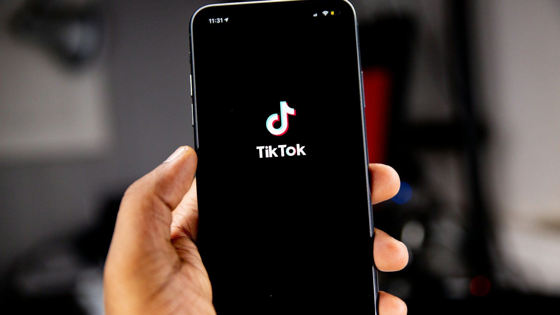 Elde Telefon Tiktok Acilis Ekrani