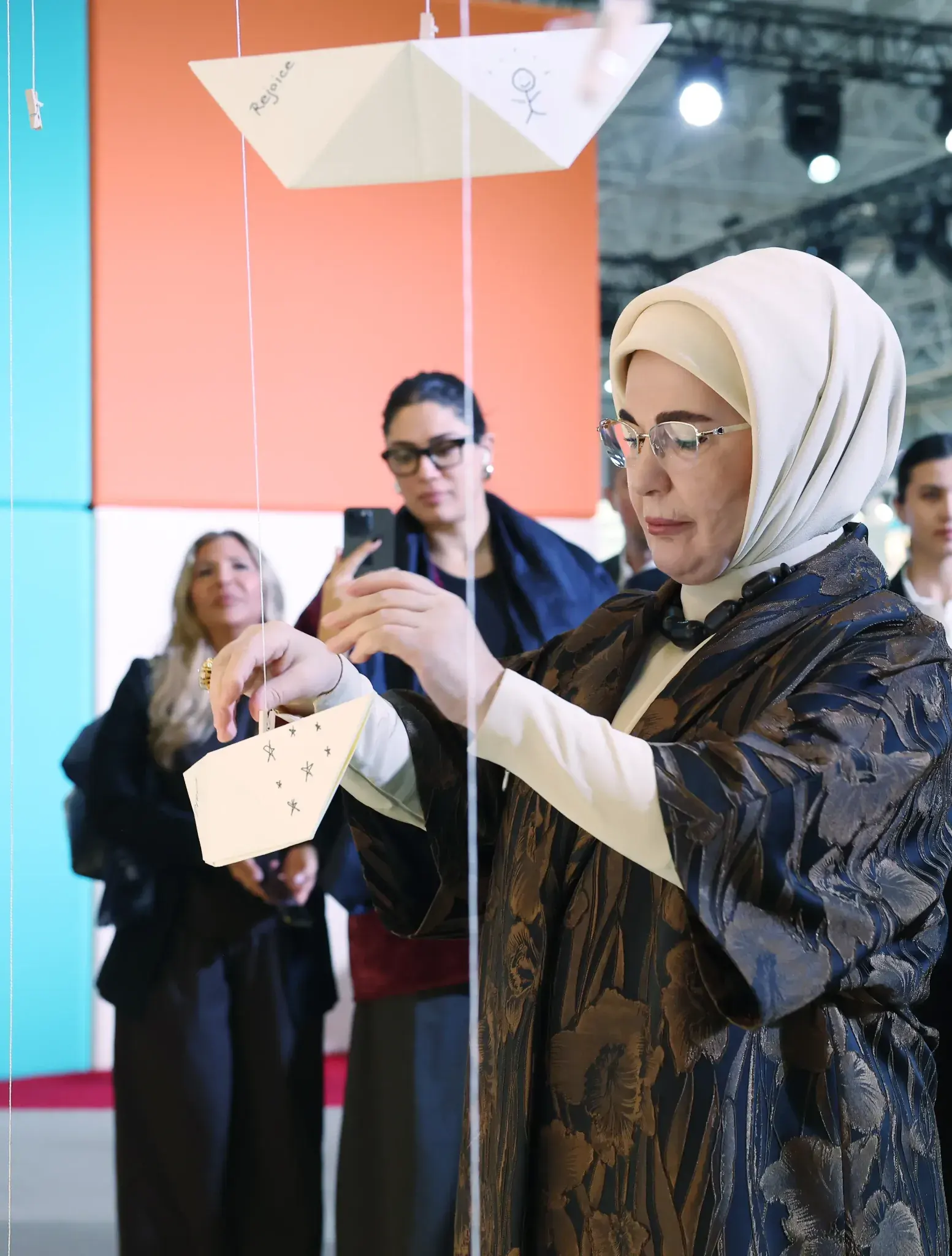 Emine Erdoğan, Özbekistan’da Dileğini Yazdı “Savaşlar Dursun” 6