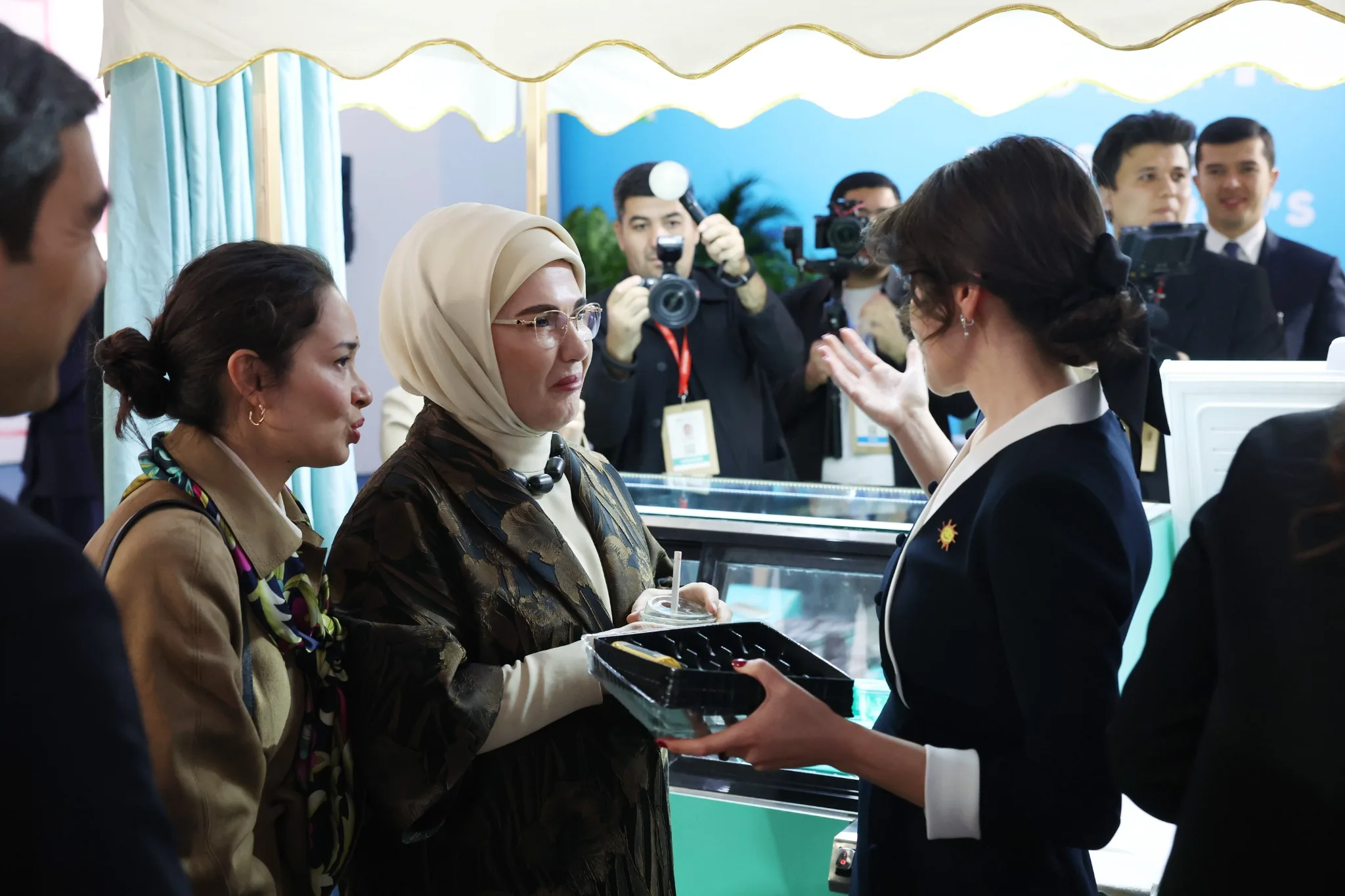 Emine Erdoğan, Özbekistan’da Dileğini Yazdı “Savaşlar Dursun” 7