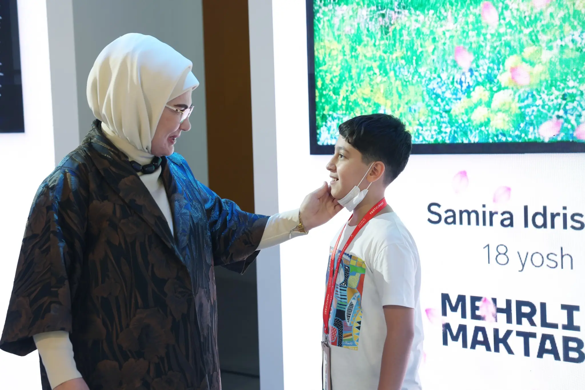 Emine Erdoğan, Özbekistan’da Dileğini Yazdı “Savaşlar Dursun” 8