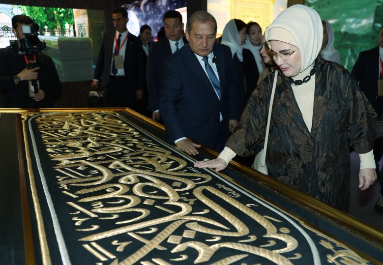 Emine Erdoğan Semerkant'ta İmam Buhari Türbesi'ni Ziyaret Etti.-1