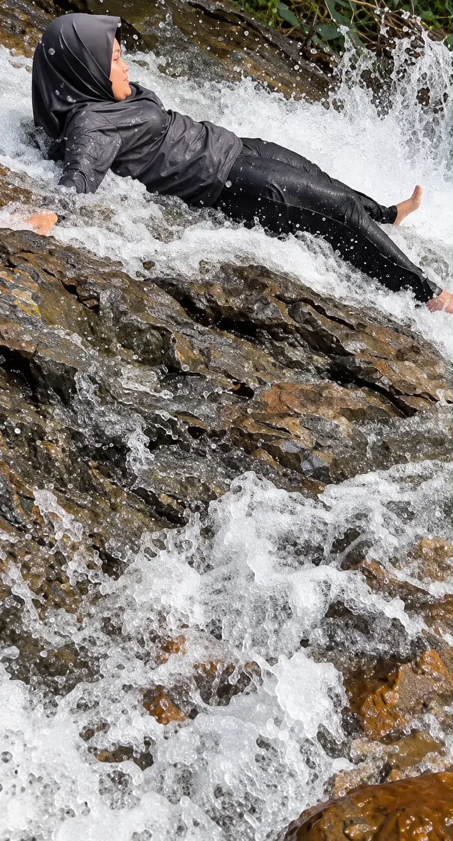 Endonezya’da Şelaleye Kapılan Genç Kadın Hayatını Kaybetti 2