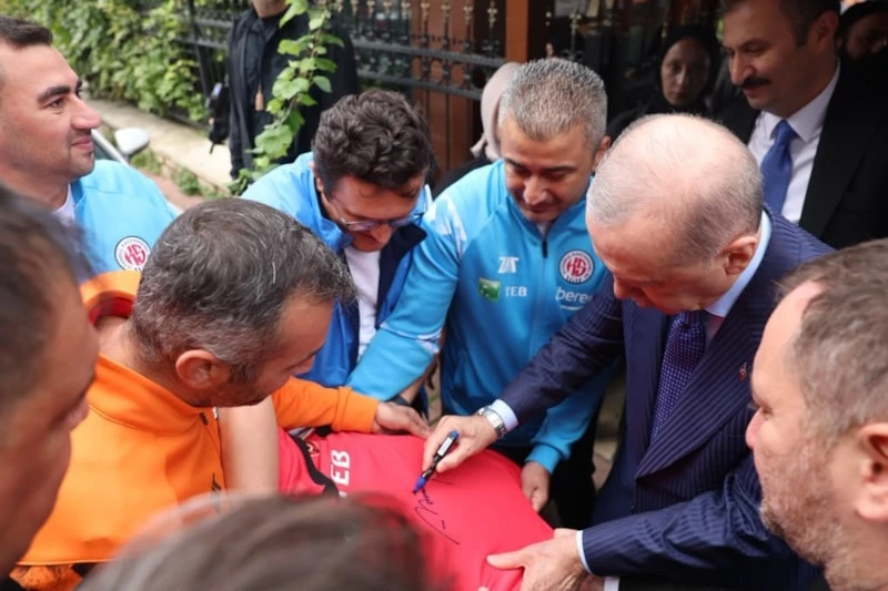 Cumhurbaşkanı Recep Tayyip Erdoğan, İstanbul Kastamonuspor Kulübü yöneticileriyle görüşmesinde kulüp formasını imzalıyor.