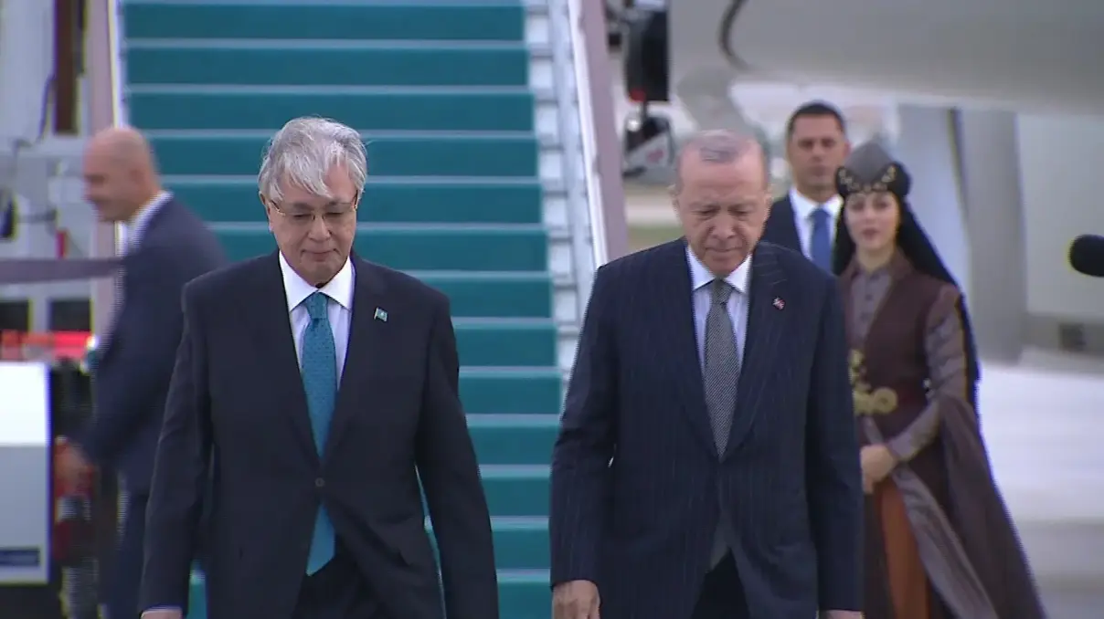 Erdoğan, Tokayev'i havalimanında karşıladı!