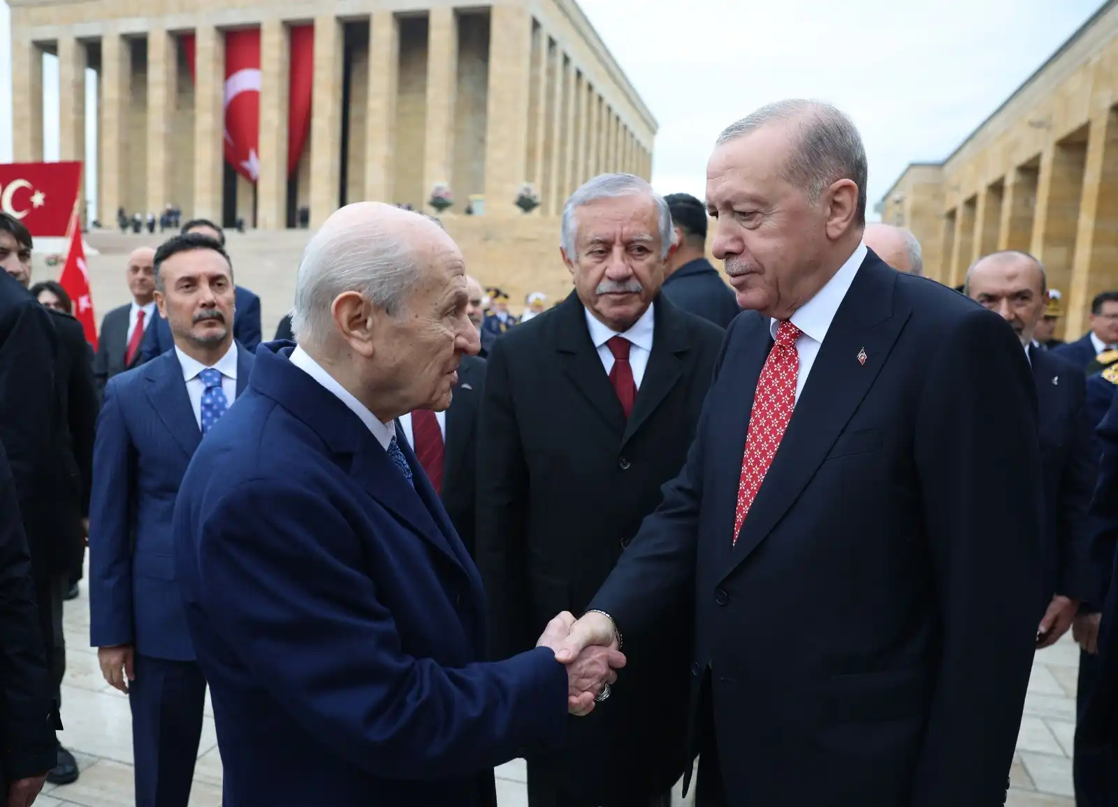 Erdoğan’ın Anıtkabir’deki Kaan Desenli Kravatı Dikkat Çekti (2)