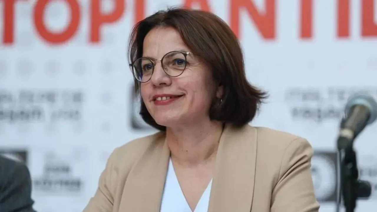 Esin Köymen Yeni̇ Parti