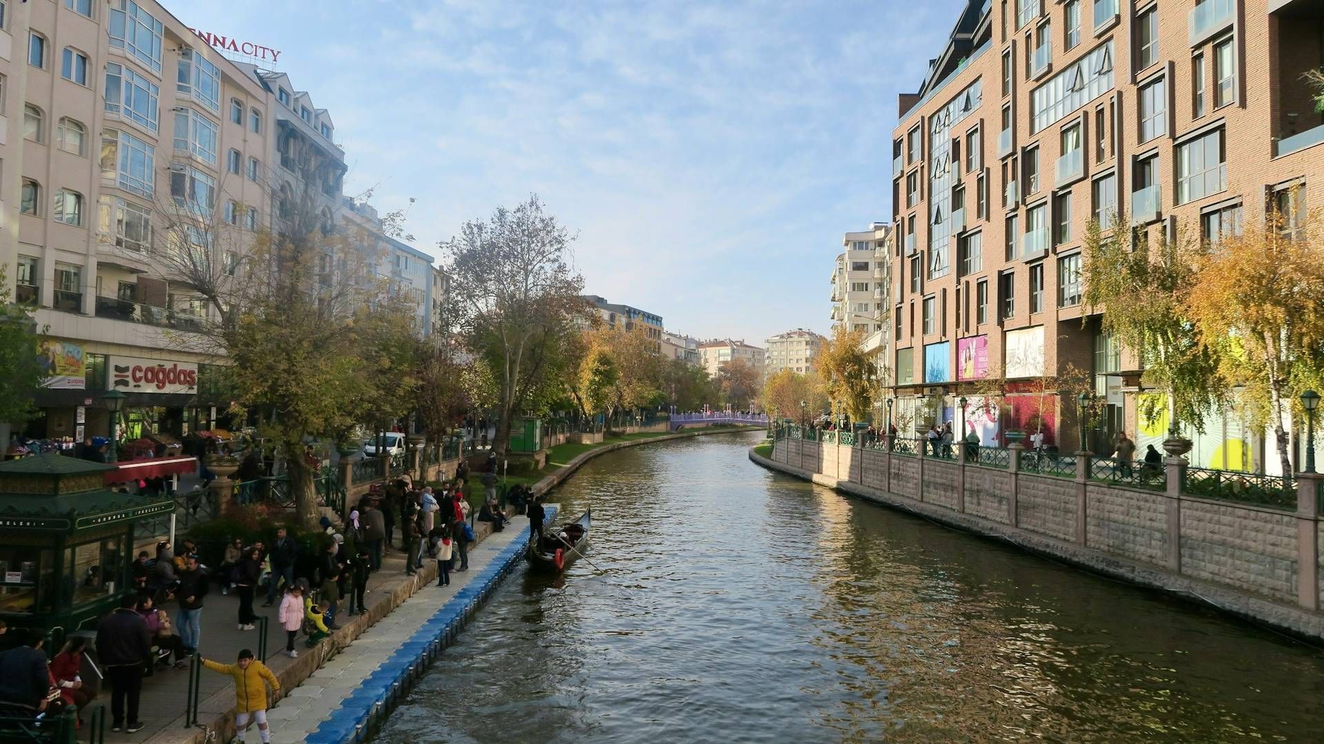 Eskisehir Porsuk Cayi Kenarindaki Apartmanlar