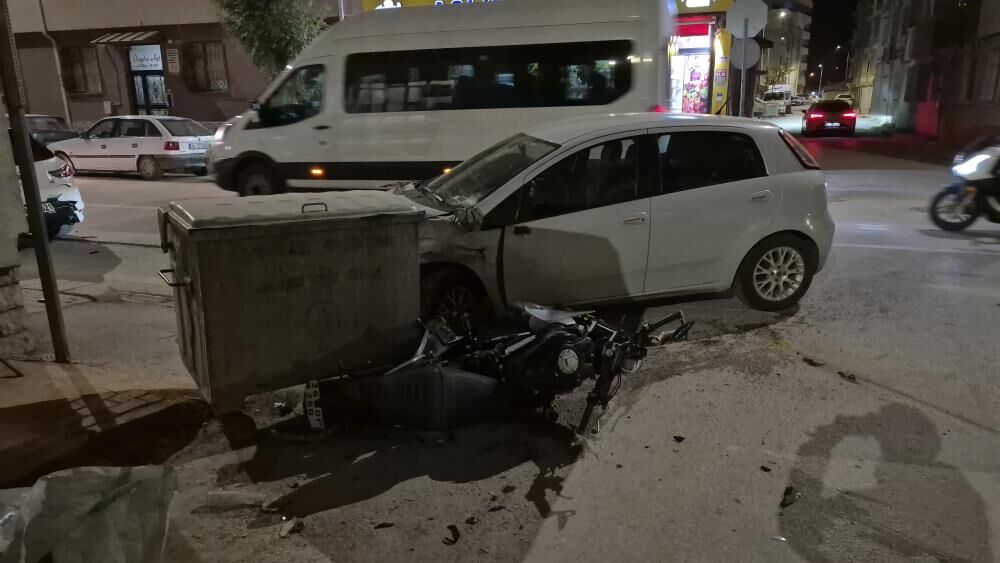 Eskişehir'de Motosikletlinin Yaralandığı Feci Kaza