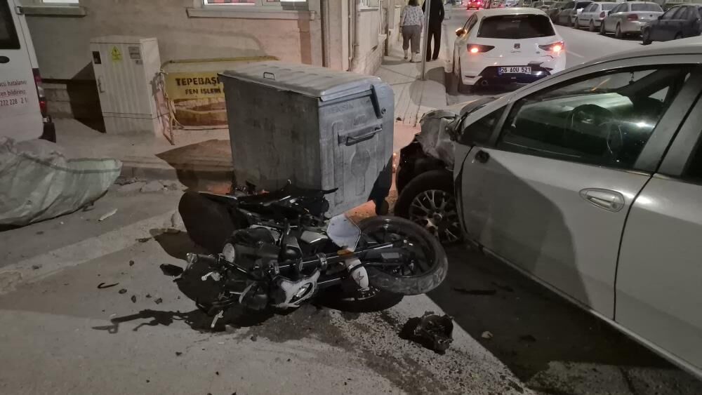 Eskişehir'de Motosikletlinin Yaralandığı Kaza Kamerada