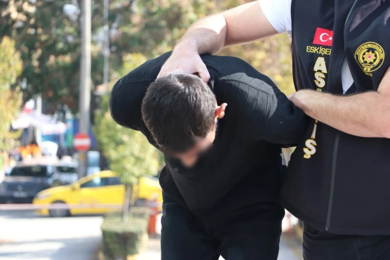 Eskişehir’de Öğrenciye Zorla Tespih Satan Şüphelinin Vatandaş Tarafından Cep Telefonuyla Kaydedilen Görüntülerinden Bir Kare