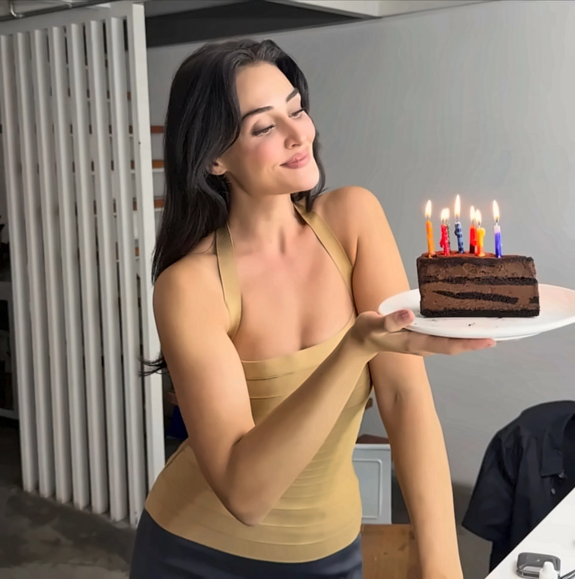 Esra Bilgiç Doğum Günü Paylaşımında Sevgilisinden Romantik Mesaj Aldı (1)