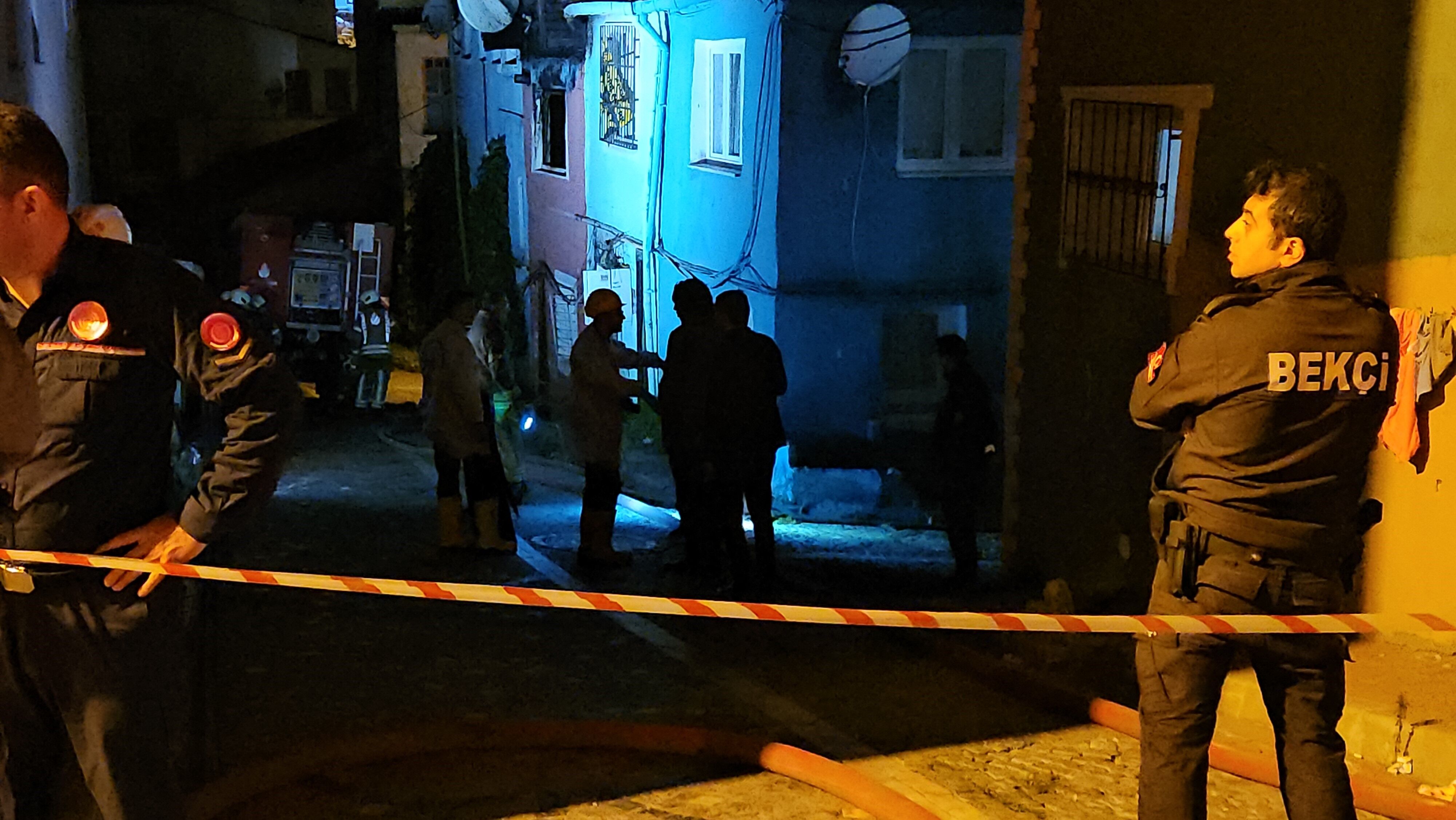 Fatih'te 2 Katlı Binada Yangın Bir Kişi Hayatını Kaybetti (1)