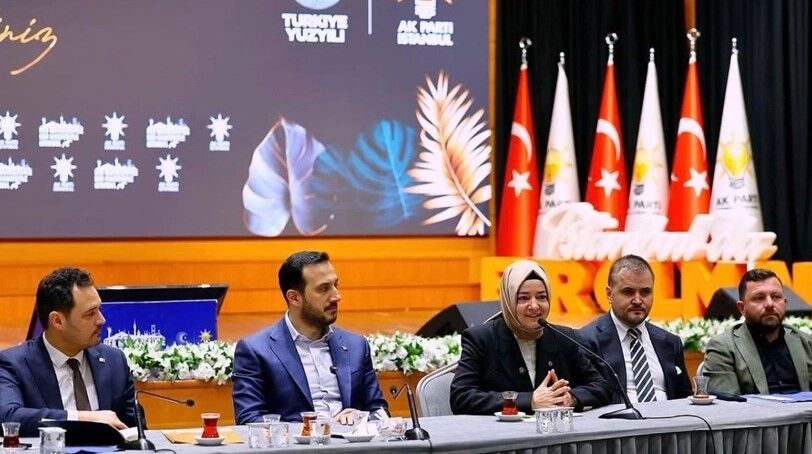 Fatma Betül Sayan Kaya’nın Erdin Özel’le aynı karede yer aldığı fotoğrafı sildiği ortaya çıktı