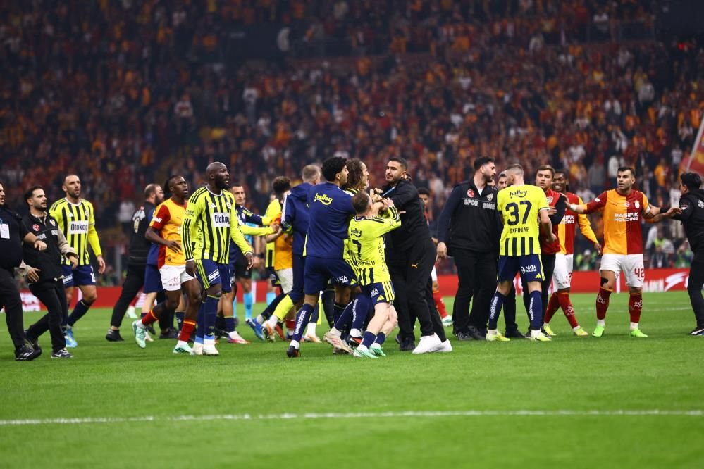 Fenerbahçe Galatasaray Derbi Sonrası Saha Karıştı