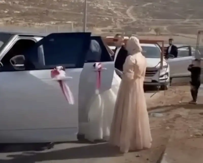 Filistinli Gelin İsrail Barikatını Aşamadı! Düğün Arabasından Inip Yürüdü1