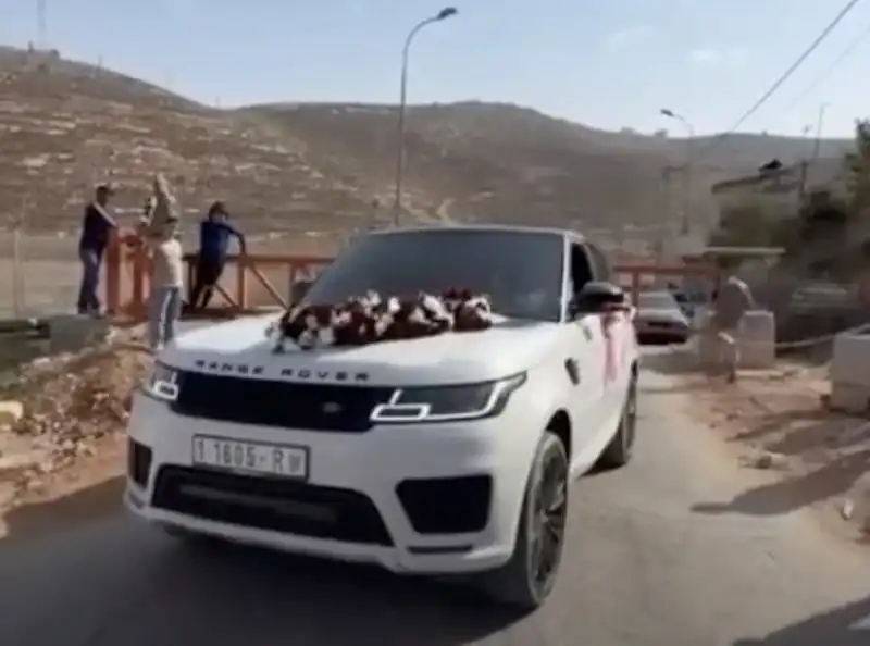 Filistinli Gelin İsrail Barikatını Aşamadı! Düğün Arabasından Inip Yürüdü2