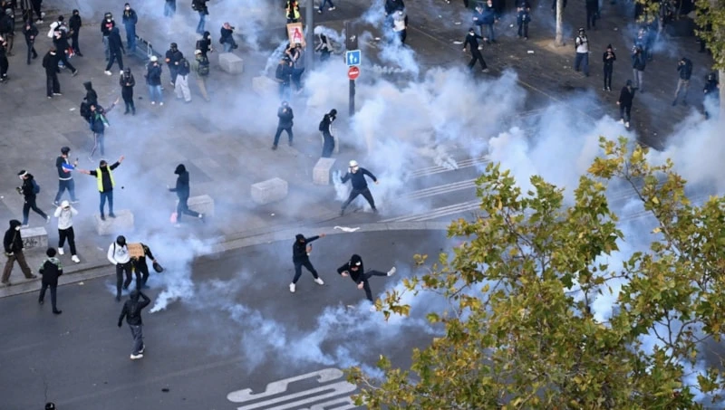 Fransa'da Hükümet Karşıtı Protestolar Büyüdü Polisle Çatışma Çıktı (1)