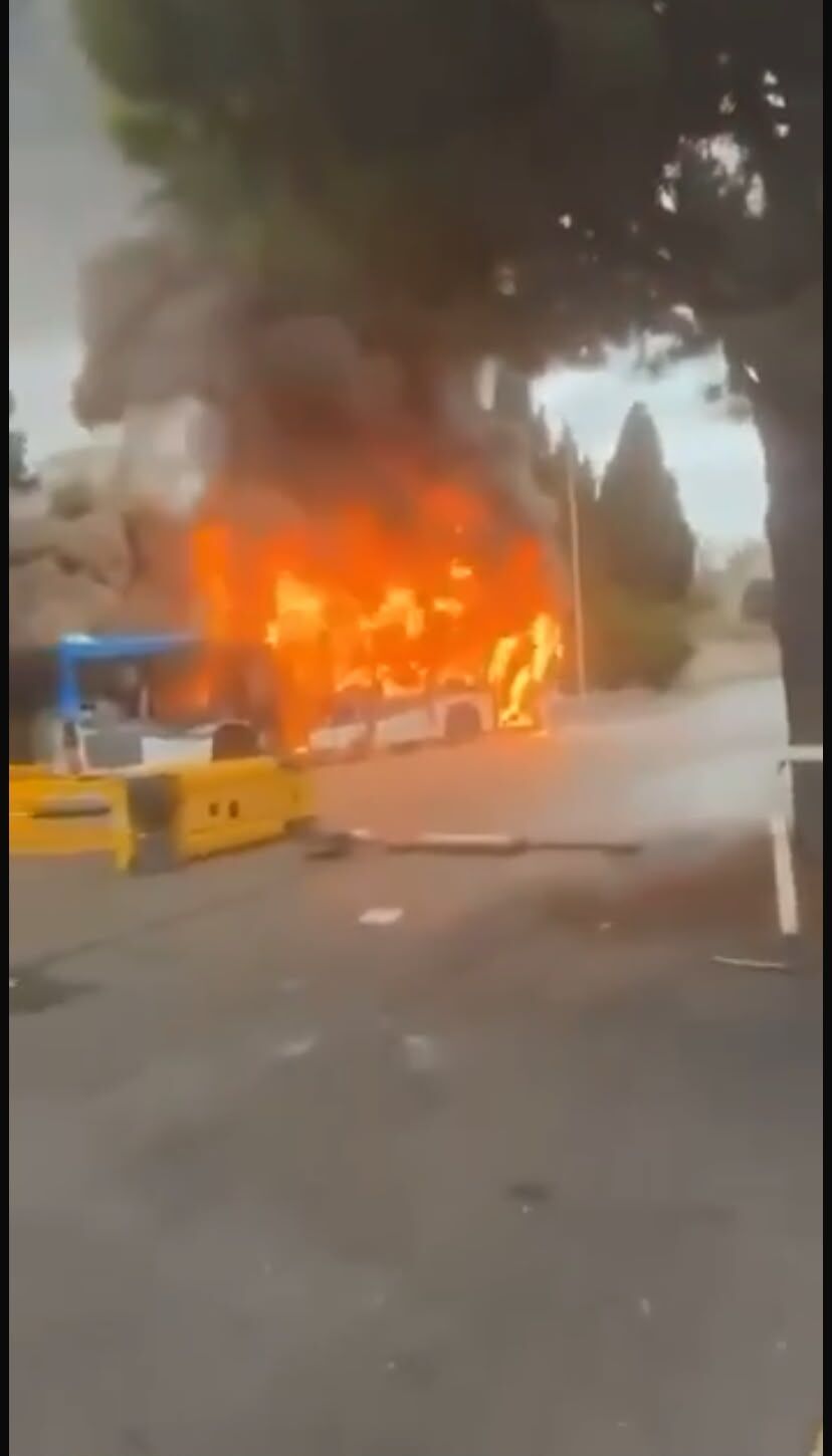 Fransa'da Lise Protestoları Büyüdü, Araçlar Ve Polis Hedef Alındı1