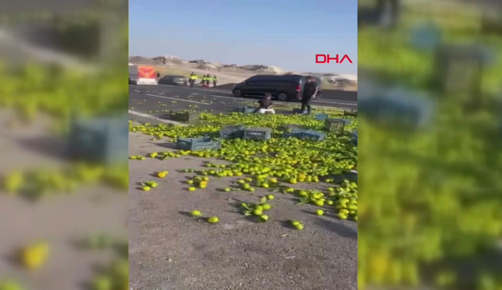 Gaziantep'te Mandalina Yüklü Kamyon Devrildi! Tonlarca Mandalina Yola Saçıldı 1