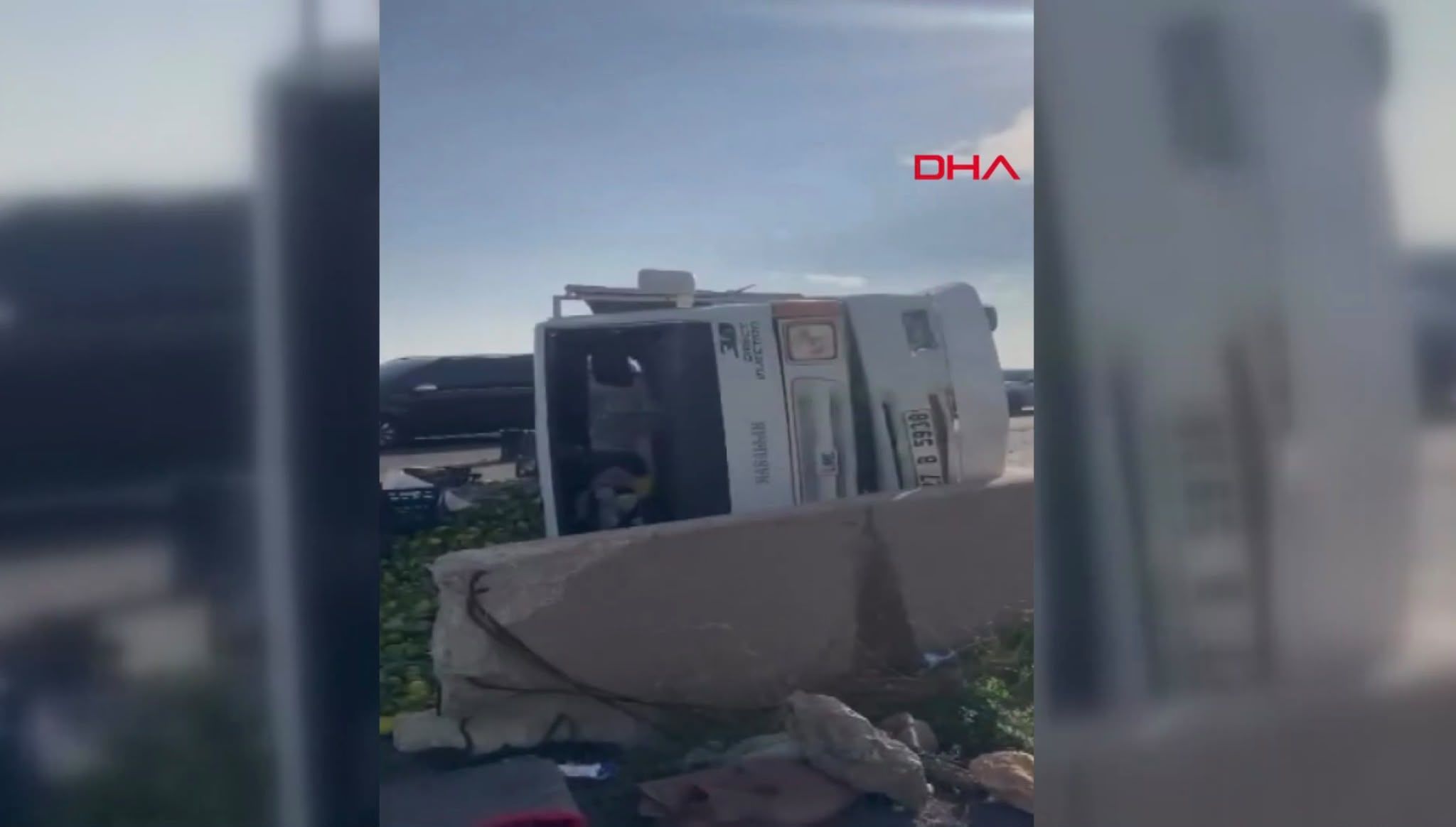 Gaziantep'te Mandalina Yüklü Kamyon Devrildi! Tonlarca Mandalina Yola Saçıldı
