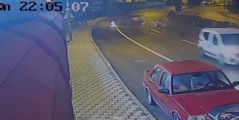 Gümüşhane'de Karşı Şeride Geçen Otomobil Kaldırımda Yürüyen Kız Öğrenciye Çarptı