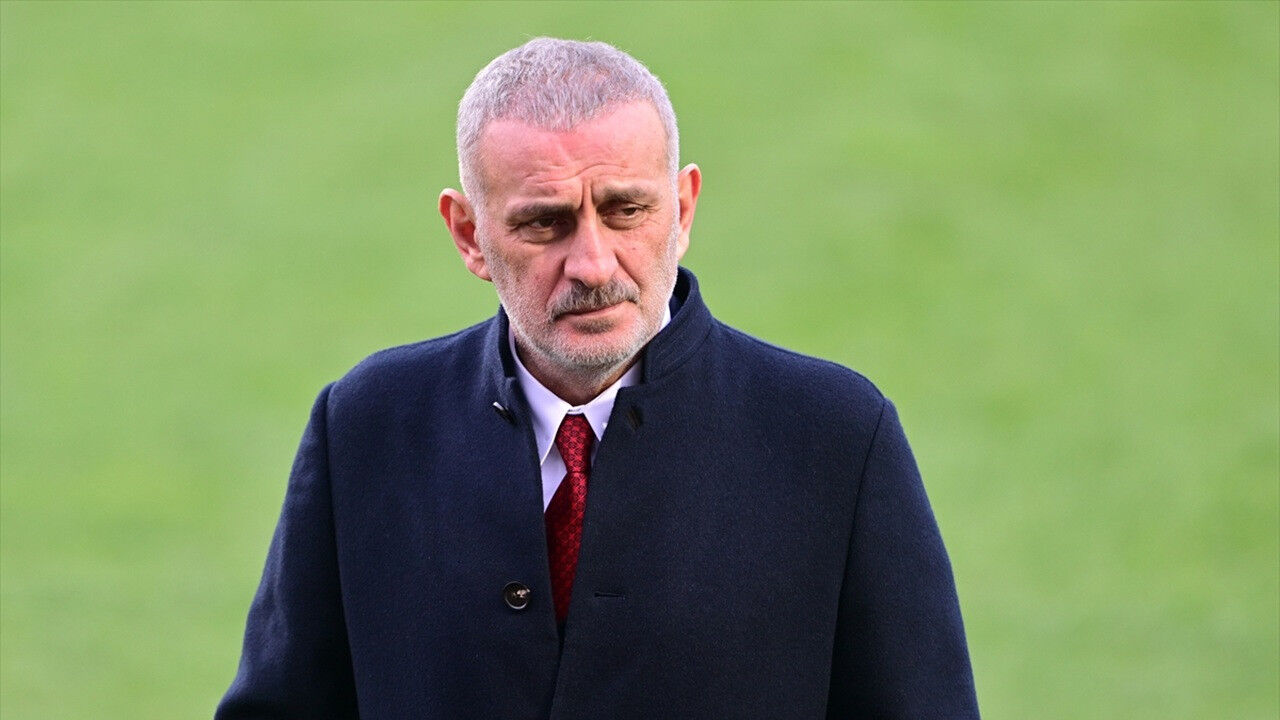 Atilla Durhan: Belgede Durhan'ın 1994 doğumlu olduğu belirtilerek, artık terfi için son şansları olduğu yönünde ifadeler kullanılıyor. Ayrıca TFFHGD İstanbul Şubesi'nin sezon açılışındaki yan saha organizasyonuyla ilgili çeşitli iddialara yer veriliyor ve karşılığında kendisine “terfi listesi sözü verildiği” ileri sürülüyor.