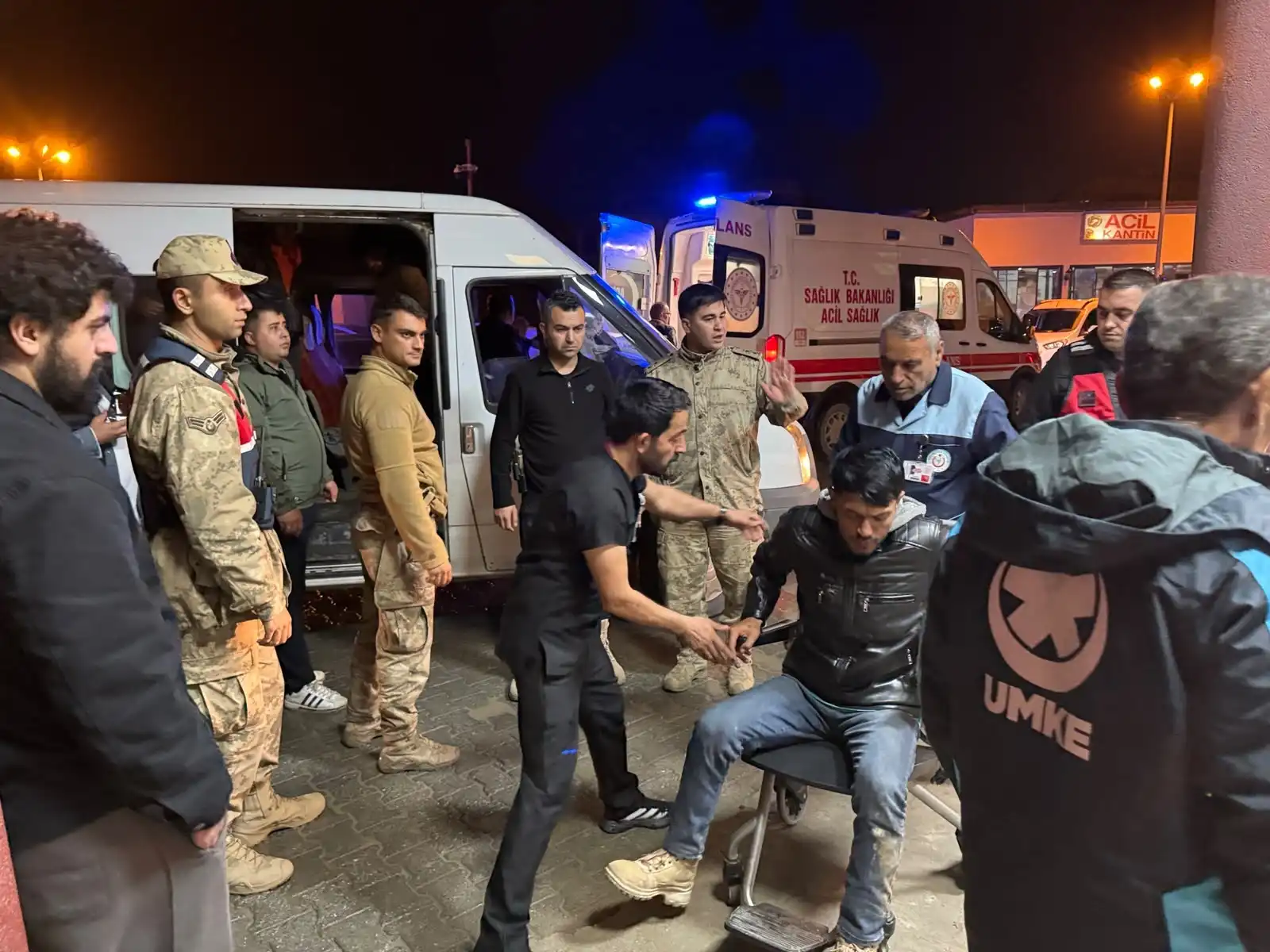 Hakkâri’de Göçmenleri Taşıyan Minibüs Dereye Yuvarlandı (1)
