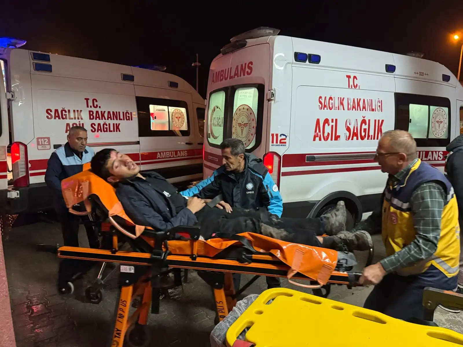 Hakkâri’de Göçmenleri Taşıyan Minibüs Dereye Yuvarlandı (4)