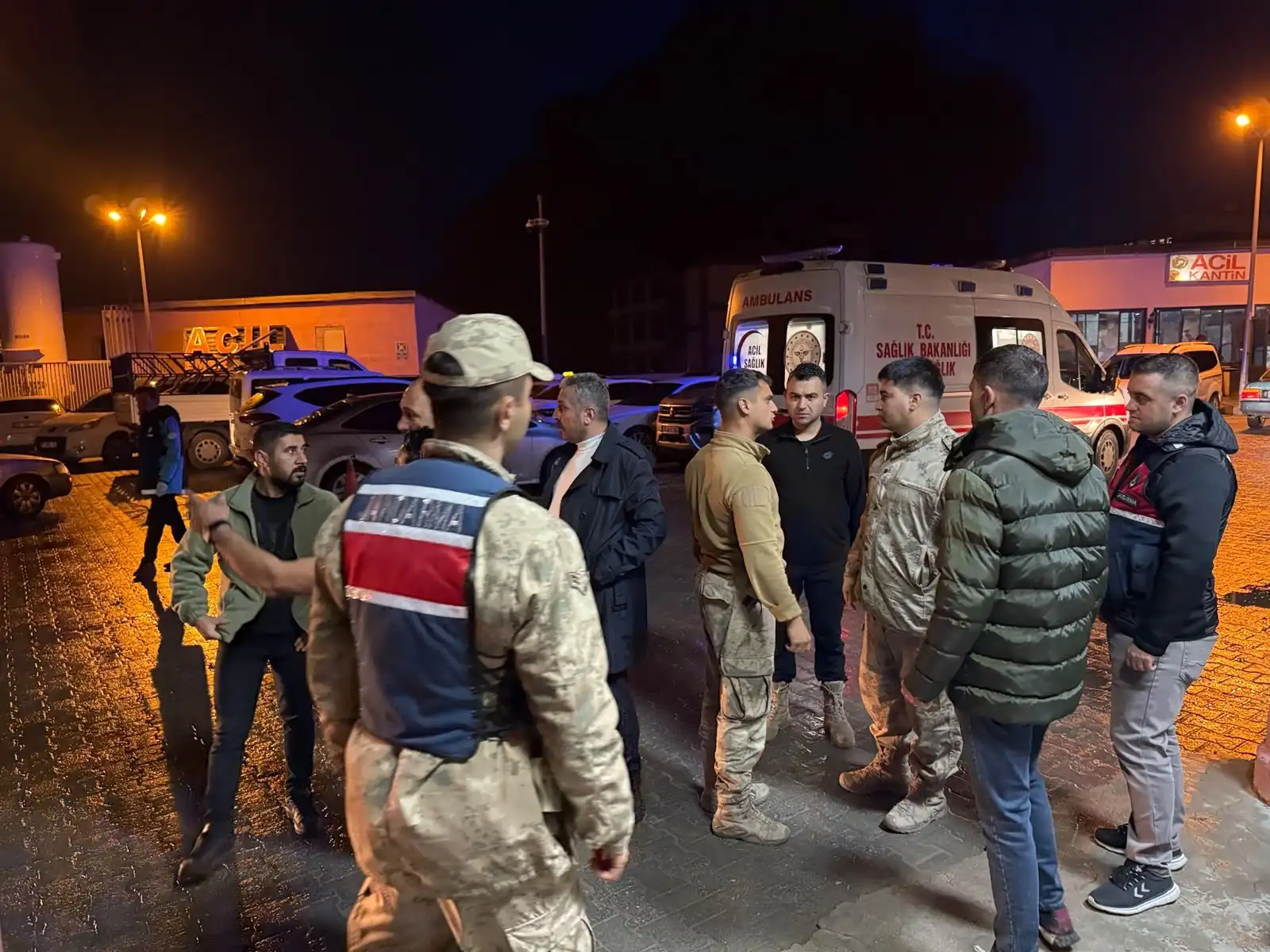 Hakkâri’de Göçmenleri Taşıyan Minibüs Dereye Yuvarlandı (5)