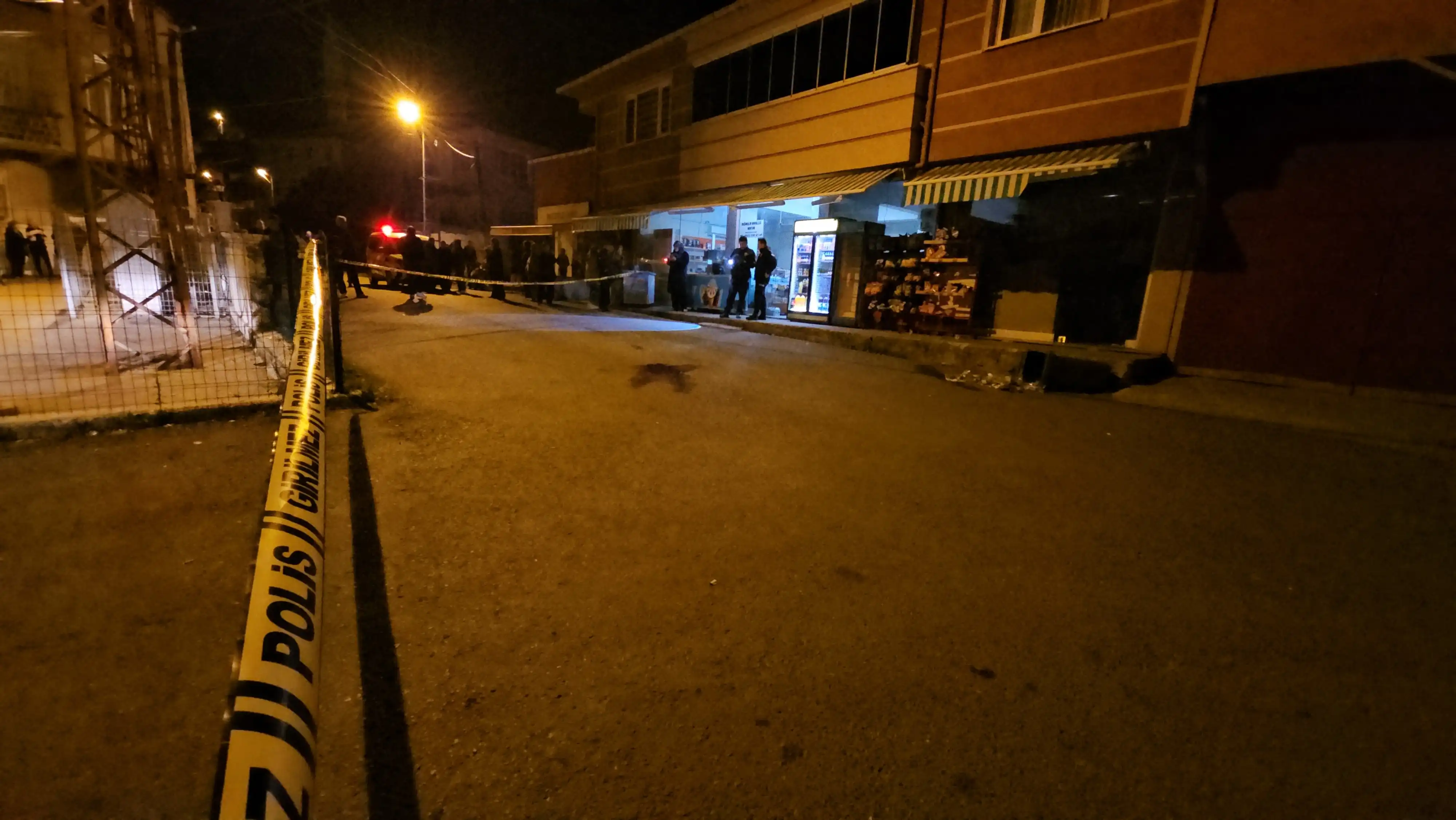 Hakkında Tedbir Kararı Vardı! Eşini Ve Bir Genci Silahla Vurup Kaçtı (1)