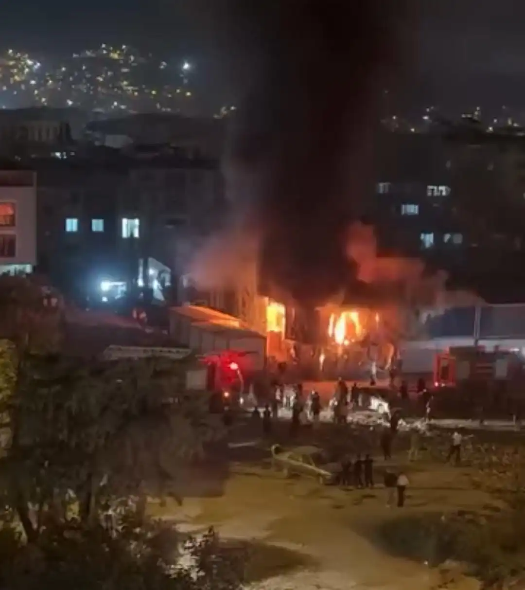 Hatay’da Gece Saatlerinde Yangın Paniği İşçi Konteyneri Küle Döndü (1)
