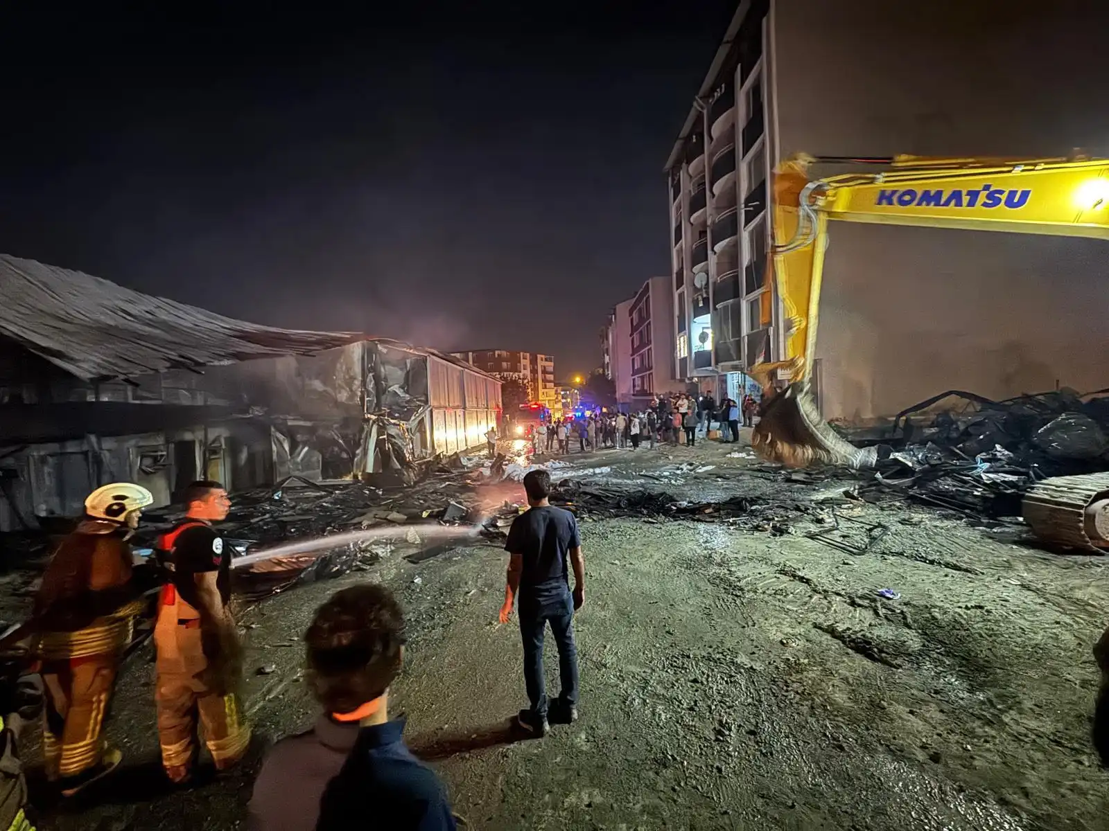 Hatay’da Gece Saatlerinde Yangın Paniği İşçi Konteyneri Küle Döndü (3)