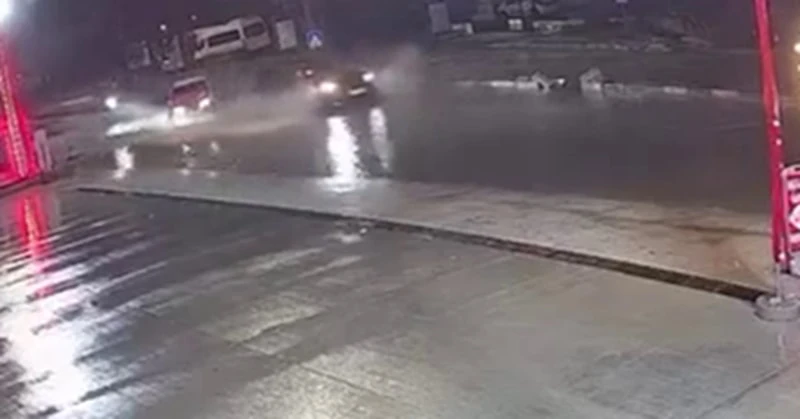 Hatay’da Su Birikintisi Zincirleme Kazaya Neden Oldu, 3 Kişi Yaralandıı