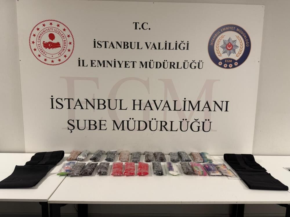 Havalimanı'nda Korse Ve Bacaklarına Uyuşturucu Gizleyen Şüpheliler Polisten Kaçamadı