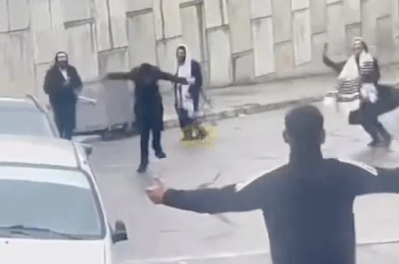 İzmir'de dikkat çeken görüntüler: Bir grup Yahudi sokakta zıplarken görüntülendi