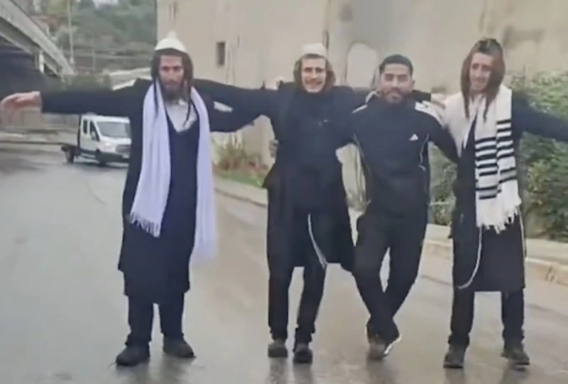 İzmir'de dikkat çeken görüntüler: Bir grup Yahudi sokakta zıplarken görüntülendi-1