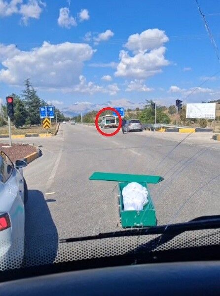İçinde Cenaze Bulunan Tabut, Seyir Halindeki Cenaze Nakil Aracından Yola Düştü-1