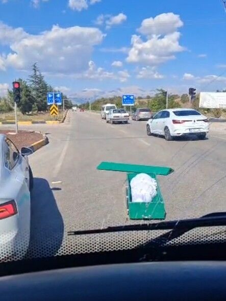 İçinde Cenaze Bulunan Tabut, Seyir Halindeki Cenaze Nakil Aracından Yola Düştü.
