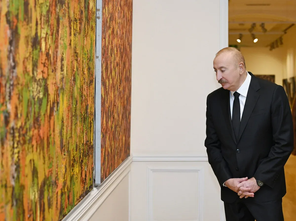 İlham Aliyev Ve Ailesi, Farhad Halilov'un 80. Yıl Sergisini Gezdi 2