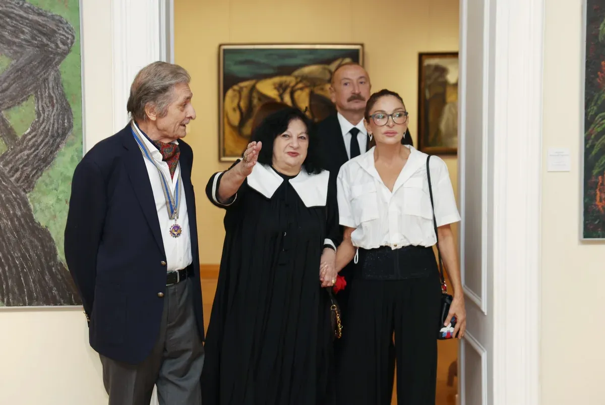 İlham Aliyev Ve Ailesi, Farhad Halilov'un 80. Yıl Sergisini Gezdi 3