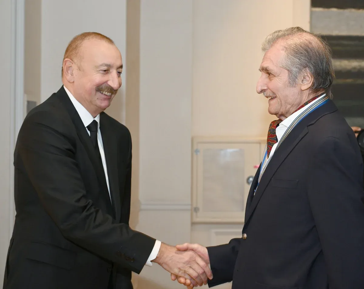 İlham Aliyev Ve Ailesi, Farhad Halilov'un 80. Yıl Sergisini Gezdi 5