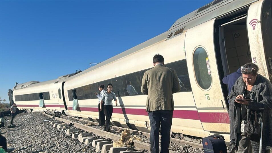 İspanya'da Feci Kaza İki Hızlı Tren Çarpıştı! 2