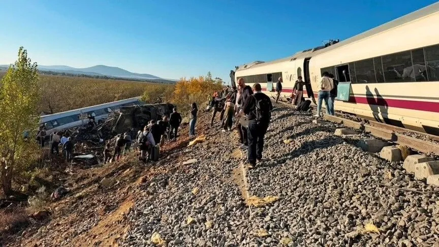 İspanya'da Hızlı Tren Faciası Can Kaybı 46'Ya Yükseldi (1)
