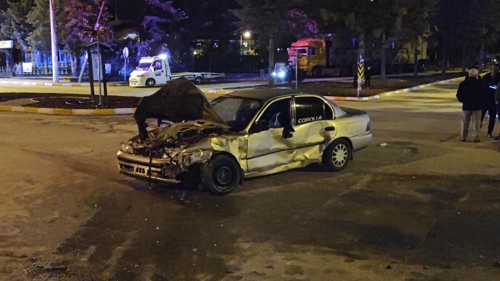Isparta'da Otomobiller Çarpıştı