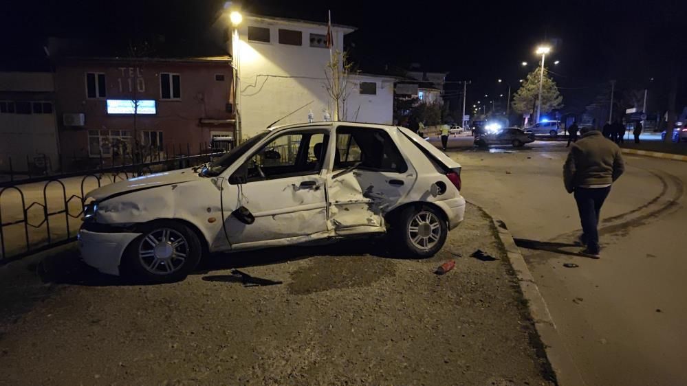 Isparta'da Otomobiller Kavşakta Çarpıştı 3 Yaralı-1