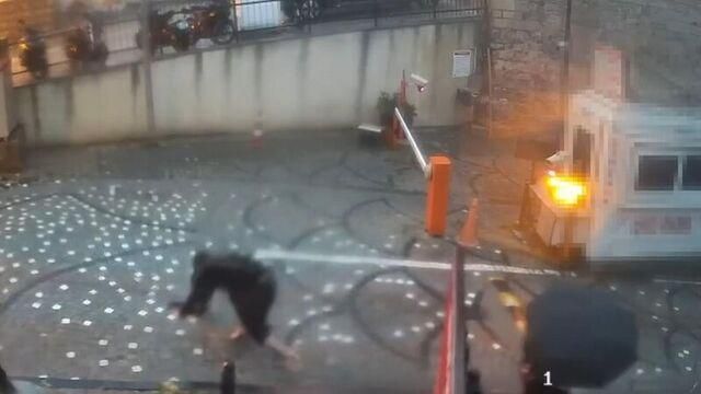 İstanbul Ayakkabısını Islanmasın Diye Çıkarmış