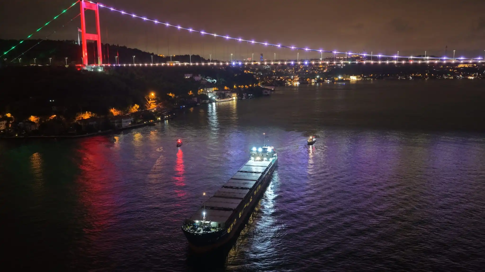 İstanbul Boğazı'nda Gemi Trafiği Geçici Olarak Askıya Alındı (1)