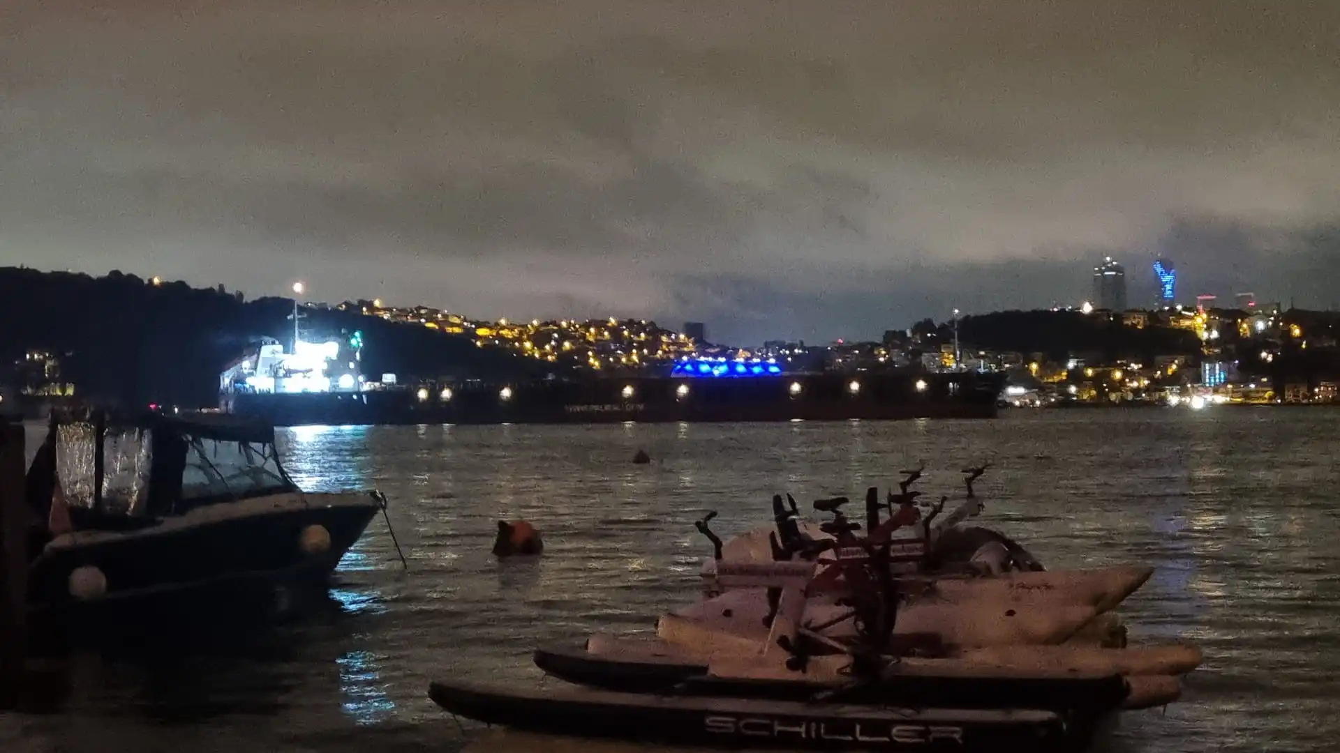 İstanbul Boğazı'nda Gemi Trafiği Geçici Olarak Askıya Alındı (4)