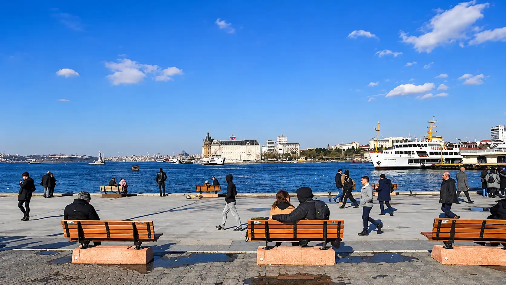 İstanbul Boğazı’nda Güneşli Sahil Gezintisi